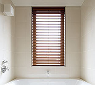 お風呂でも使える木製ブラインド 窓のリフォーム 鳥取 鳥取市の内装リフォーム インテリアフクタ